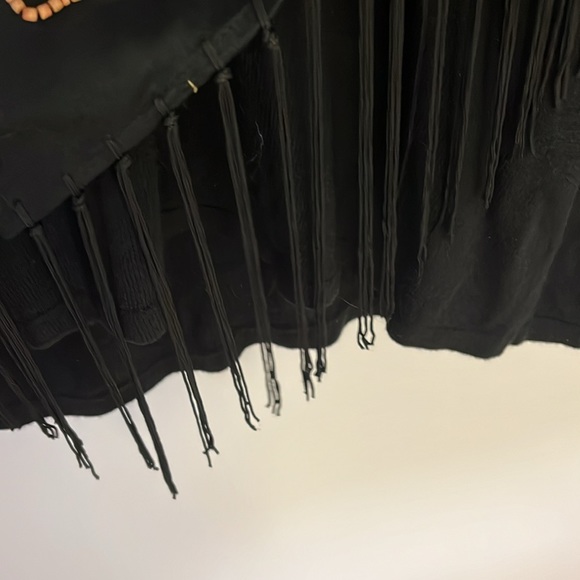 Intricate pattern of beading on this stunning triangular shaped scarf - Picture 3 of 4